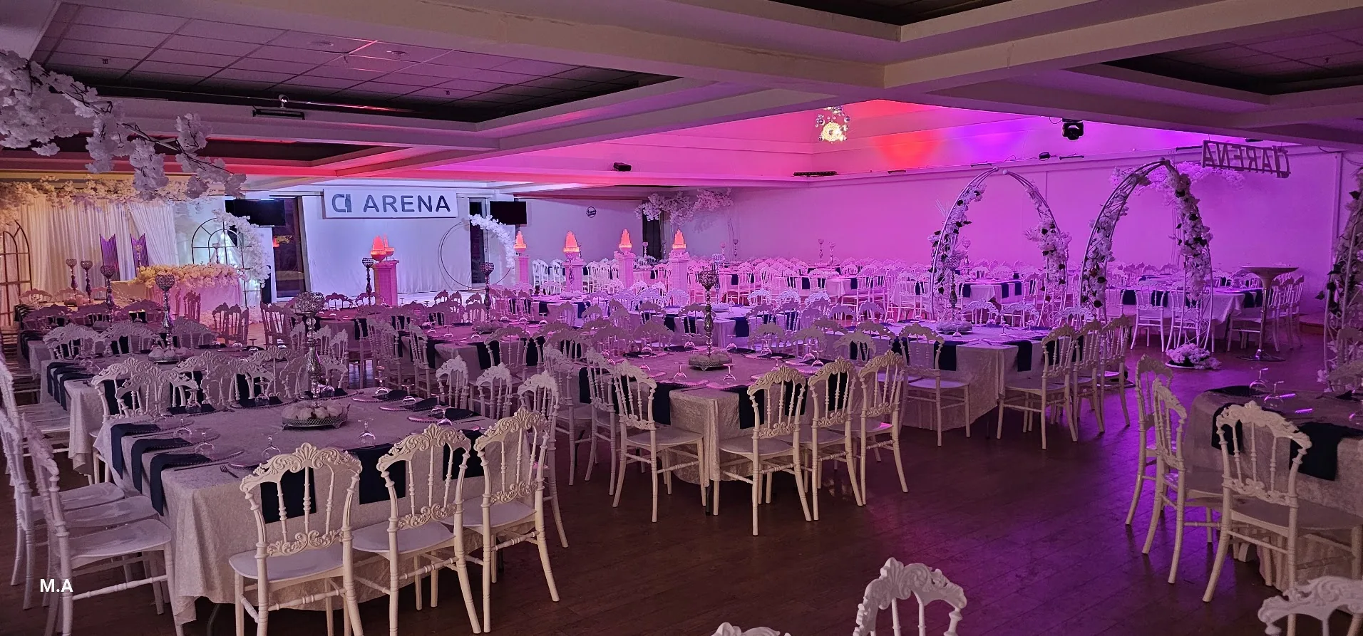 Hochzeitssaal im Arena Adlersaal bei violetter Abendbeleuchtung